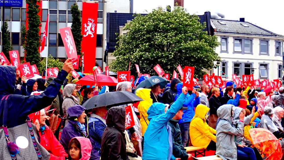 Full støtte til Nordkapp. De 1.200 fremmøtte på NORDTING på Harstad torg, fremsa i kor følgende appell: «Nu får det for saxxx i hæxxxxxx være nok, stjæle fra oss NORDKAPP og tilby oss dritt tilbake, kjøss mæ medt i ræxx, NORDKAPP tilhører folket!»
 Foto: Roger Hennum/Festspillene i Nord-Norge