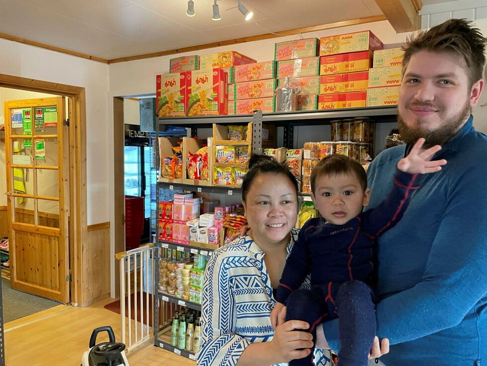 Ang's Thai take-away og asiatiske matvarer er en skikkelig familiebedrift. Supaporn Yangwaree, Jerv Ivar og Sondre Hauge.
 Foto: Birgitte Wisur Olsen