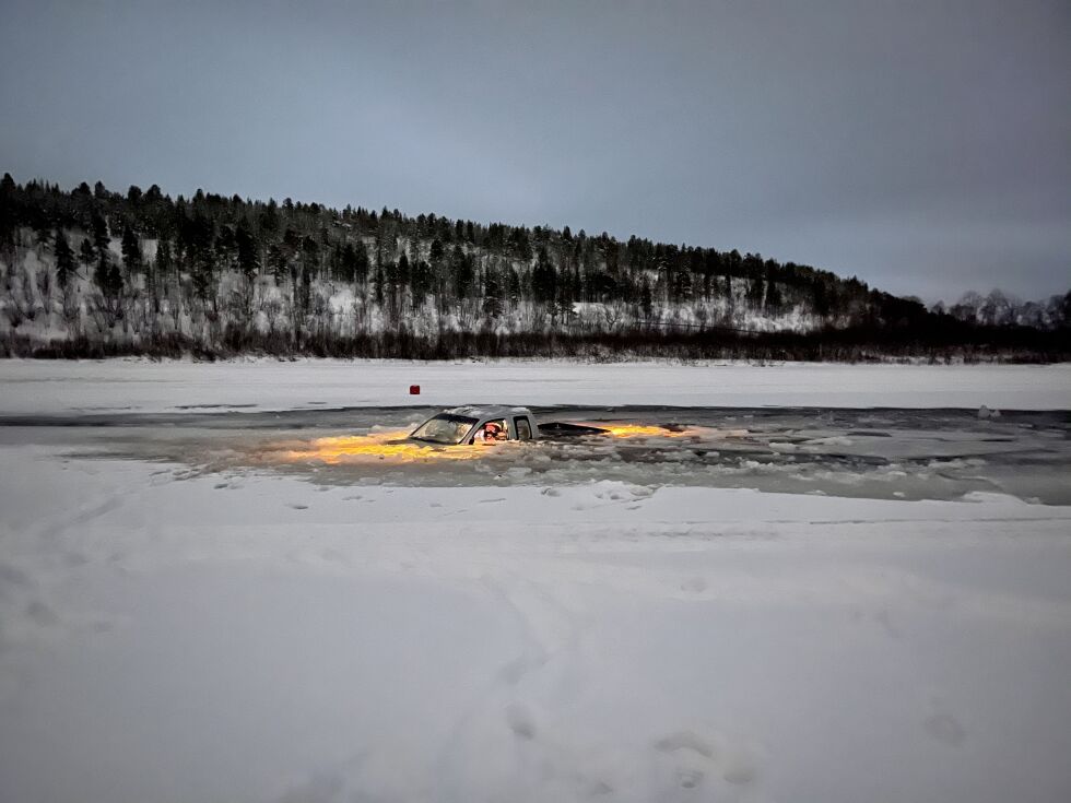 Dramatikk på elveisen i Kárášjohka natt til onsdag.
 Foto: Ole Rune Hætta/NRK Sápmi