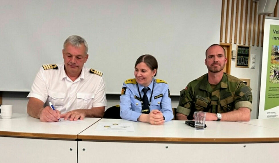 Grensekommissær Jens Høylund, politimester Ellen Katrine Hætta og oberstløytnant Michael Rozmara signerer avtalen.
 Foto: Politiet