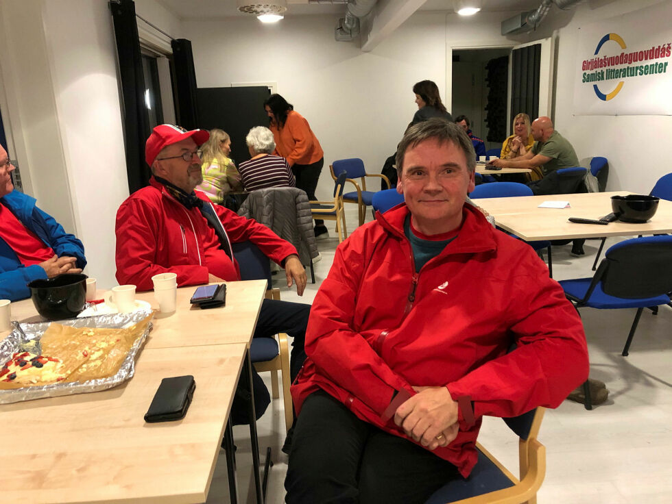 Det virker som alle har god tid, mener ordfører Svein Atle Somby, mens klokka tikker mot konstitueringen.
 Foto: Stein Torger Svala