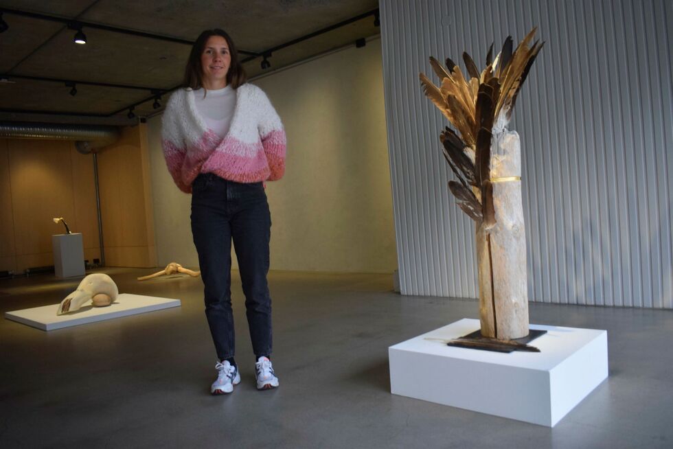 Ingrid Valan forklarer at de gjerne ville vise to samiske samtidskunstnere som arbeider forskjellig fra hverandre.
ALLE FOTO: Birgitte Wisur Olsen