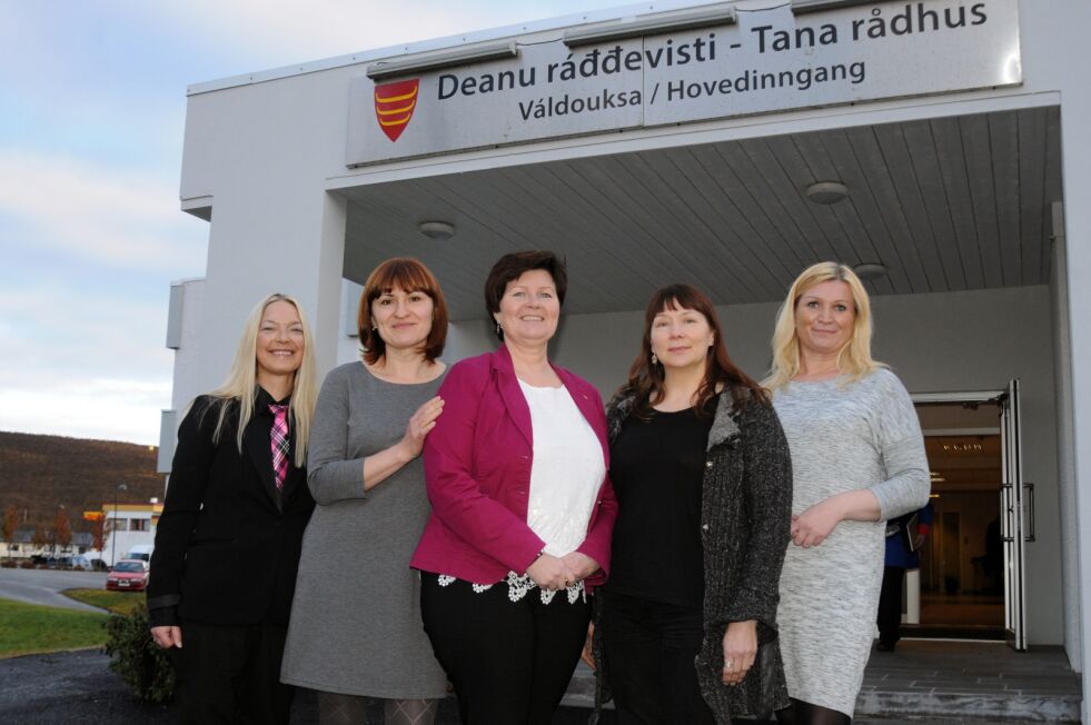 Disse er nye i kommunestyret i Tana og representerer Arbeiderpartiet. 
Fra venstre Siv Anita Biti-Helander,  Galina Helander, Elisabeth Erke,  Jill Anne Aslaksen og  Mariann Johansen Lindi.
 Foto: Tom Hardy