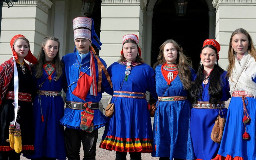 SUPU og leder Elle Rávdná Näkkäläjärvi (i midten) var med i organiseringen Fosen-aksjonene i Oslo i fjor. Bildet er fra mandag 16. oktober 2023, da Petra Laiti, Nella-Stina Wilks Fjällgren, Mihkkal Hætta, Elle Rávdná Näkkäläjärvi, Ingrid Maria Jåma, Elle Márgget Nystad og Ella Marie Hætta Isaksen var hos kongen og kronprinsen i audiens.
 Foto: Steinar Solaas