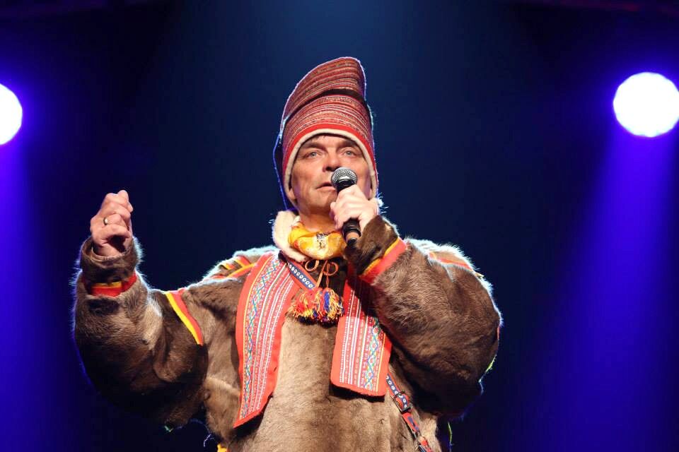 I&#331;gor Ántte Nils Pedar, Nils Peder Gaup, fra Kautokeino stiller med Elle Gáren sin joik under årets Sámi grand prix i Kautokeino påskeaften.
 Foto:  Samisk musikkfestival