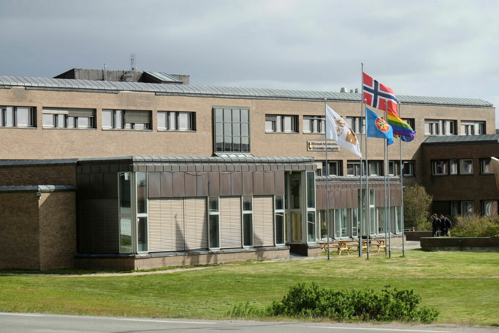 Fylkestingets eget flagg (til venstre) er nå firt for siste gang foran fylkesbygget i Vadsø.
 Foto: Bjørn Hildonen