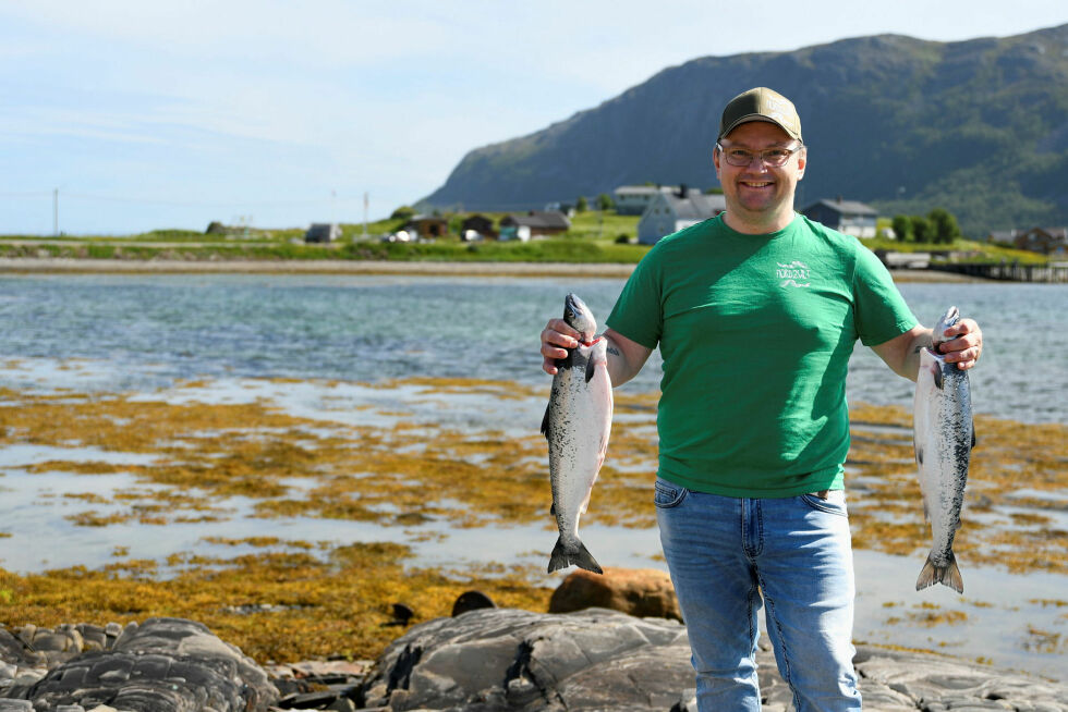 Tom-Ørjan setter pris på at han får kjøpt villaks nærmest rett utenfor døra. I bakgrunnen sees Sjøsamisk tun og matvogna.
 Foto: Irene Andersen