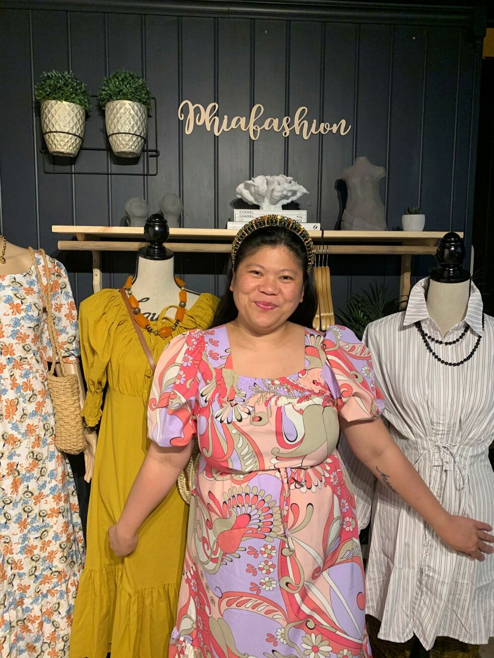 Sophia Renda Nilsen fra Lakselv fulgte drømmen og startet Phia Fashion med salg av klær og andre moteprodukter. Nå har hun kjøpere fra hele Norge, og storkoser seg med å selge klær via konseptet «Live Selling». Foto: Privat
 Foto: privat