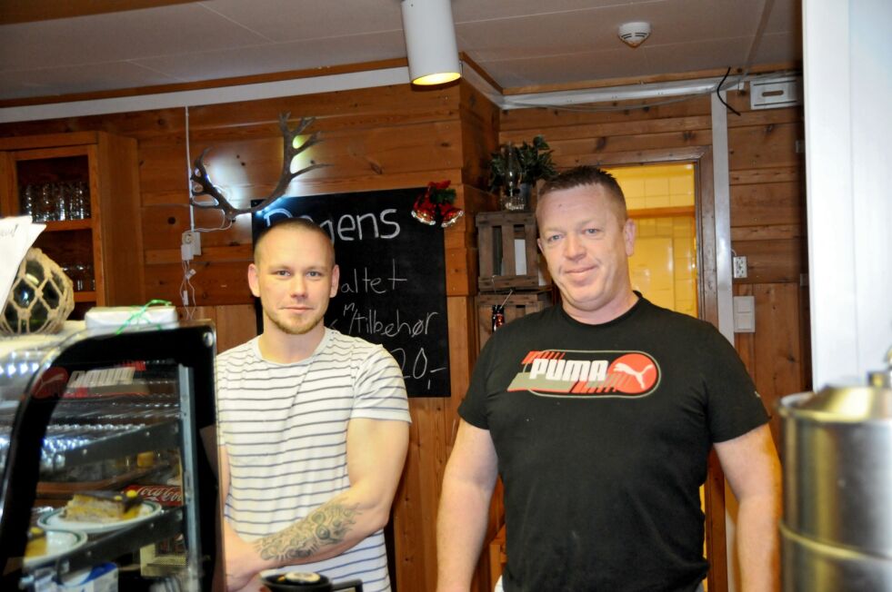 Arvola og Thorvald Torgersen satser på lokal mat, og håper å få til avtaler med finske turistselskaper om matstopp på hotellet.
 Foto: Hallgeir Henriksen