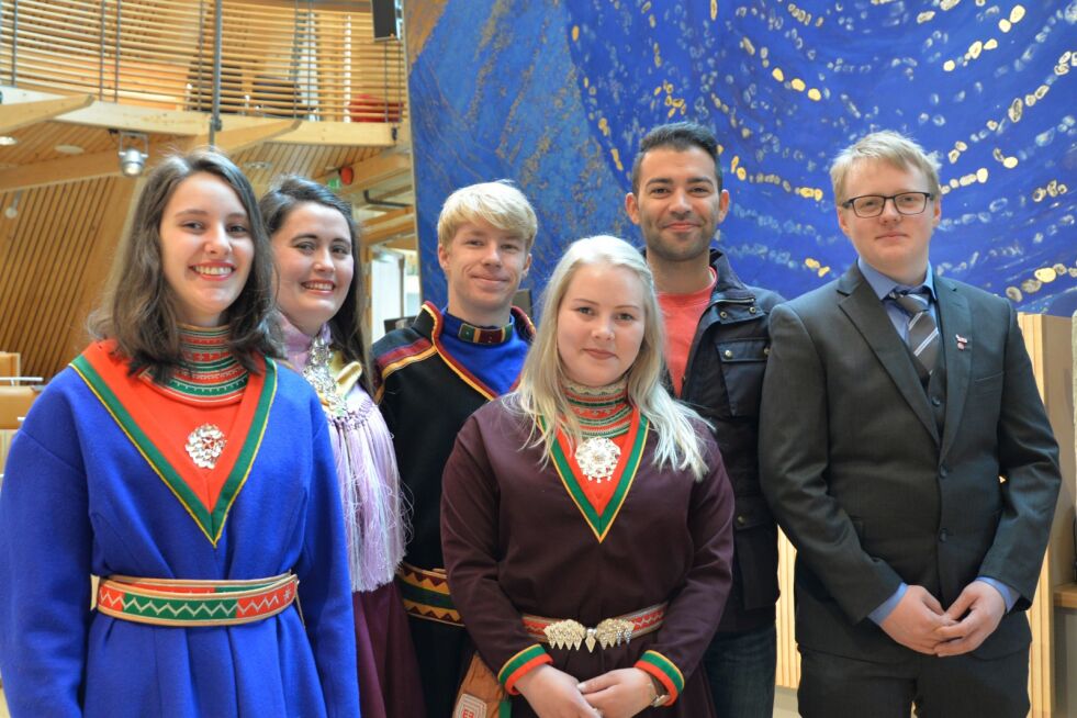AUFere fra hele Sápmi norsk side kom til Sametinget denne uke, der de fikk møte AUF-leder Mani Hussaini. Fra venstre Alessia Reina, Ulrika Snowden, Nikolai Bjørn Akselvoll, Maja Fjellström, Mani Hussaini og Ørjan Pedersen.
 Foto: Steinar Solaas