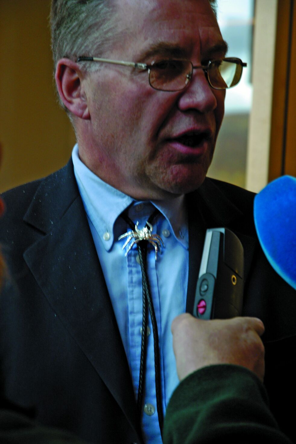 Svein Ludvigsen intervjues på Sametinget i 2004, i egenskap av hans besøk der som fiskeriminister.
 Foto: Lars Birger Persen
