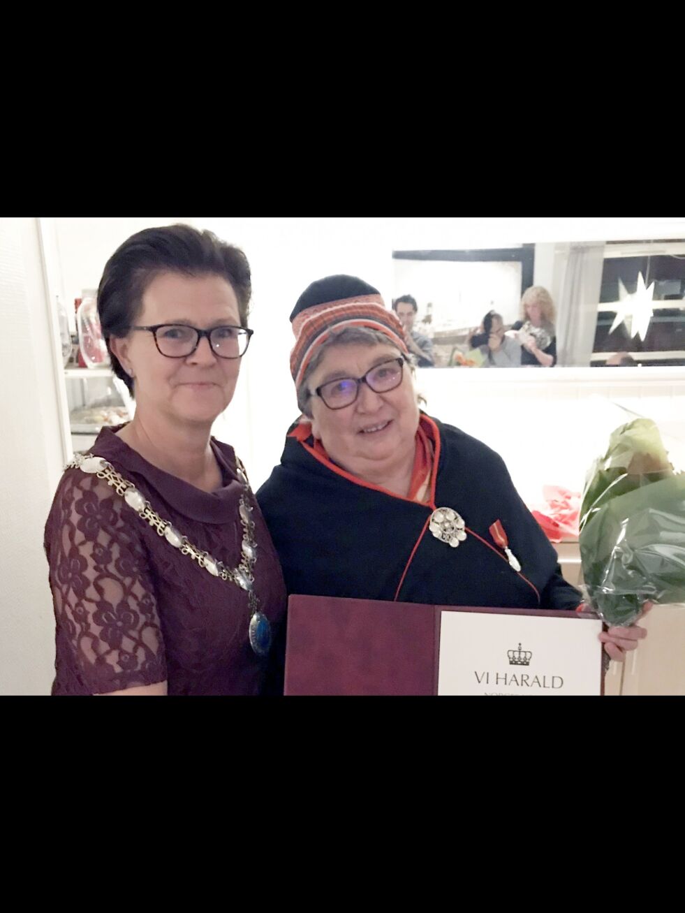 Ordfører i Skånland, Helene Berg Nilsen, overrekker diplom og medalje til Asbjørg Skåden.
 Foto: Sigbjørn Skåden