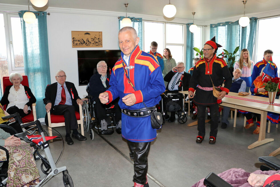 Stein Østmo gratulerte med dagen og introduserte Øystein Nilsen som pratet med beboerne på samisk.
Foto: Mari-Ann Nilssen