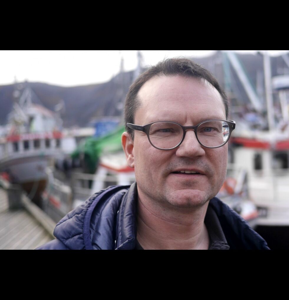 På­trop­pen­de ord­fø­rer i Nord­kapp, Jan Olsen, for­be­re­der nå hva som skal skje frem­over på Nord­kapp-pla­tå­et. Kom­mu­nen skal nå ak­tivt inn i for­valt­ning av fri­lufts­om­rå­det og i å til­ret­te­leg­ge for par­ke­ring på pla­tå­et.
 Foto: Geir Johansen