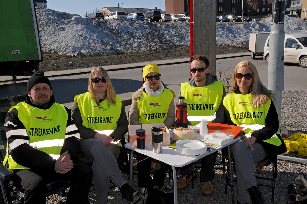 Roy Bjarne Johansen, Miriam Lunke, Magnhild Pedersen, Daniel Robertsen og Christine Henriksen forteller om høy kampvilje, og at de er villige til å streike lenge for sine krav.
 Foto: Halgeir Henriksen