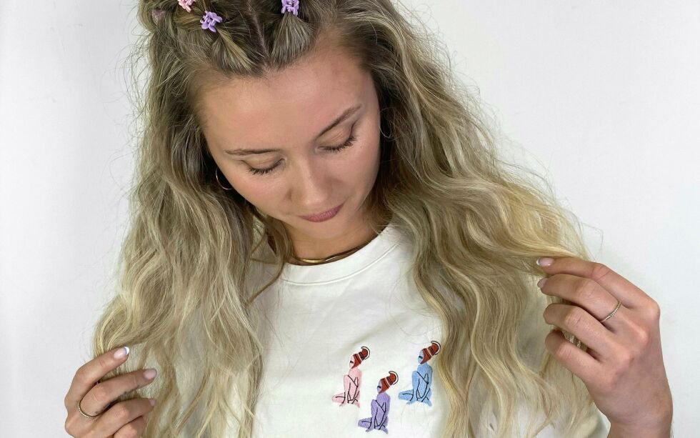 Klesmerket Gobmis første kolleksjon gjør «basic» til «bad», som her på modellen Embla. Fargerike kvinner, bare iført den «djevelske» hornlua, står for pynten, på den ellers enkle t-skjorta. 
– Vi synes den er så nydelig og kraftfull, og er en forlengelse av det Gobmi er for oss – å ta tilbake det som nesten gikk tapt, forklarer gründer Live Moen Johannessen om motivet, designet av Kamilla Triumf. Pressefoto.