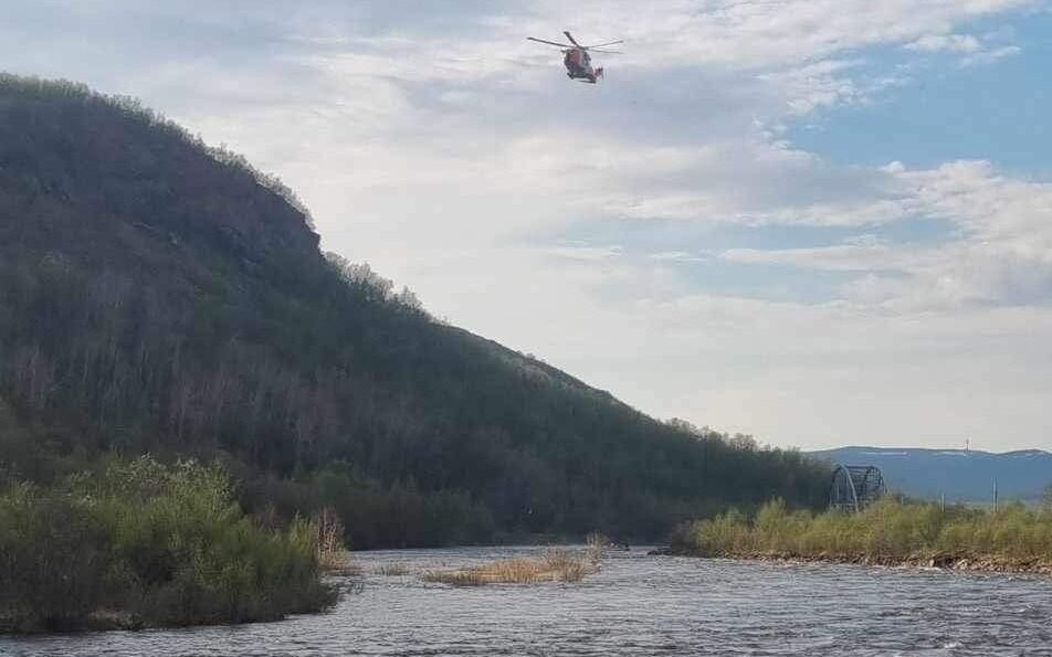 SAR Queen bistår i søket etter den savnede. Bildet viser helikopteret som søker over Stabburselva i Porsanger.
 Foto: Privat