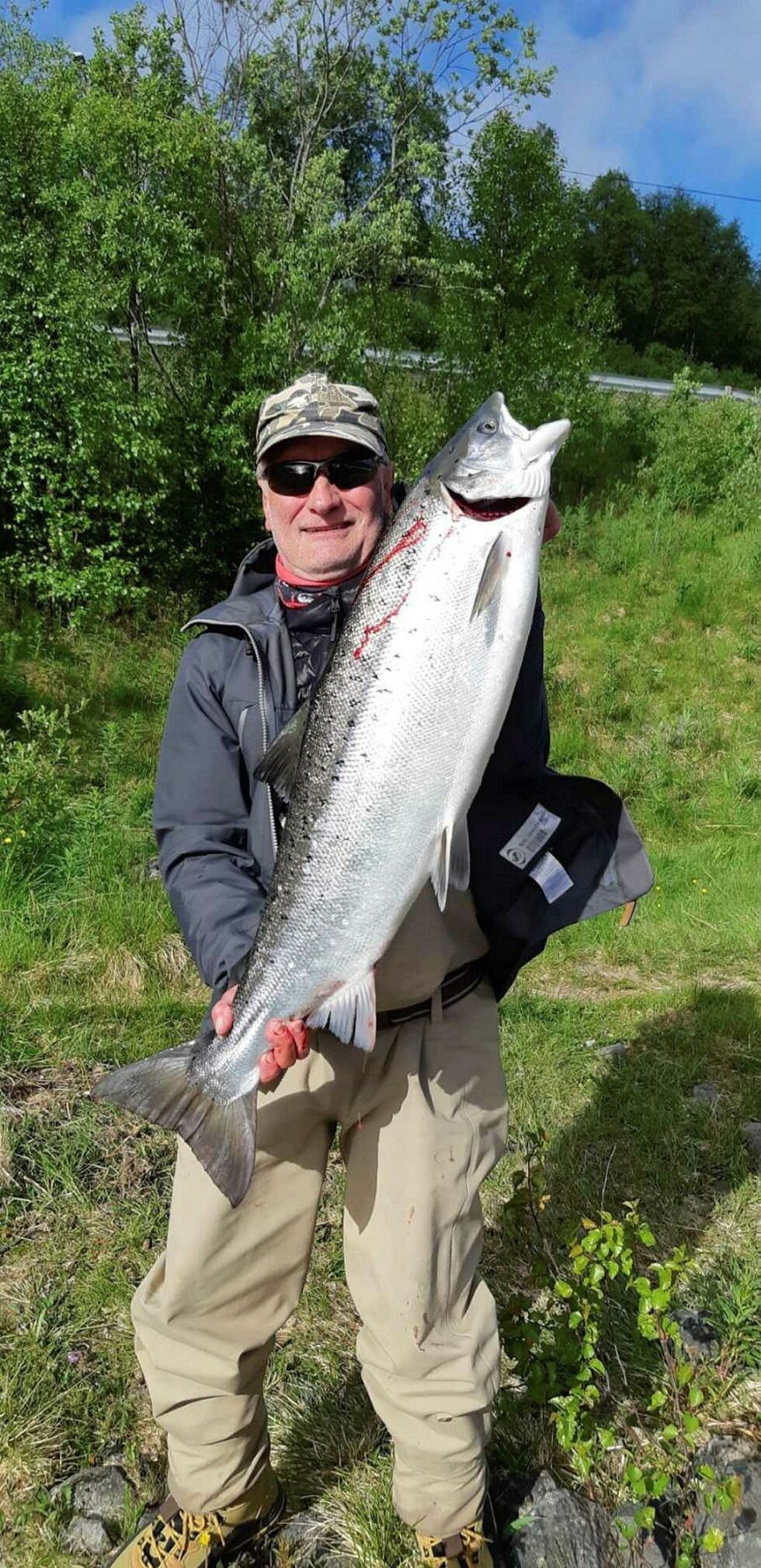 Vesa Niemi var blant færre finske fiskere enn normalt, og her viser han frem en fin laks på åtte kilo.
 Foto: Privat