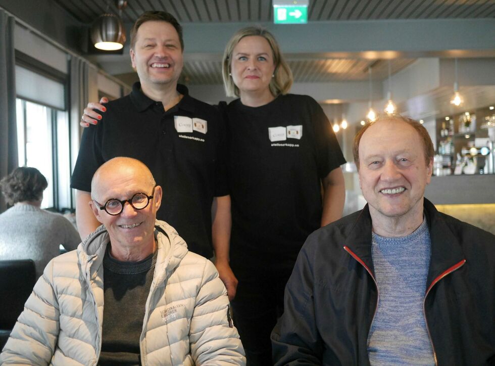 Odd-Arne Nisen og Marita Melsbø Nilsen (bak) kan notere seg for en meget god junimåned omsetningsmessig for Corner Spiseri. Det har fiskesultne turister sørget for. Foran stamgjestene Per Bær (til venstre) og Asbjørn Pedersen. Arkivfoto: Geir Johansen