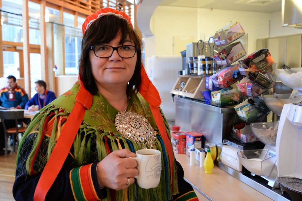 Mariann Wollmann Magga tar seg en kopp kaffe før hun haster tilbake til gruppemøtet i Ap.
 Foto: Steinar Solaas