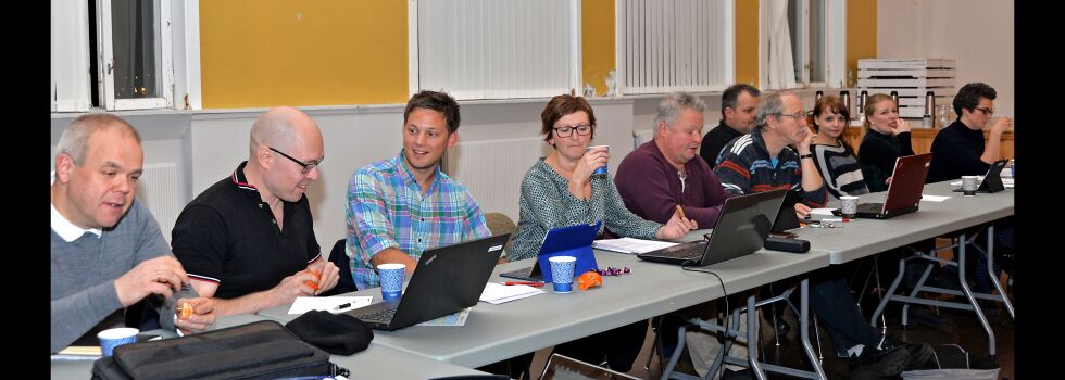 Det politiske flertallet i Lebesby kommune består av Ap og MDG, med tilsammen 10 representanter. Sett fra venstre ser vi Ap-guppa bestående av Bjørn Pedersen, Thomas Hansen, Sigurd Rafaelsen, Ingunn Sørbø, Thord Karlsen, Jan Holm Hansen og Per Magne Eriksen. Deretter skimter vi miljøpartiets (MDG) Linn Mørch Pettersen og Kristin Mørch, mens SVs Hanne Øien for anledningen hadde tatt plass ytterst på posisjonsbenken.
 Foto: Sonja E Andersen