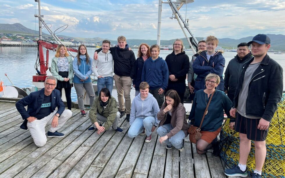 Fiskeri- og sjømatminister Odd Emil Ingebrigtsen møtte ungdomsfiskere på havna i Mehamn da ministeren nylig besøkte Finnmark. PRESSEFOTO