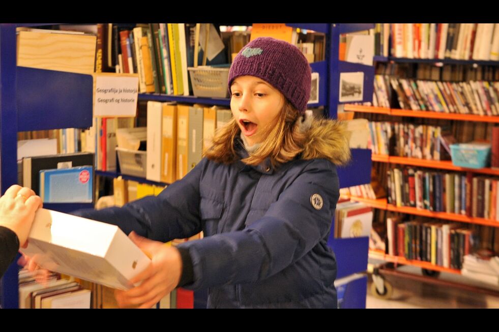 Kaisa Mikalsen vant en iPad i trekningen som ble foretatt på Tana bibliotek. – Husk at du også kan lese bøker på denne, formante biblioteksjef Ragnhild Måsø som stod for overrekkelsen av premien.
 Foto: Erik Brenli