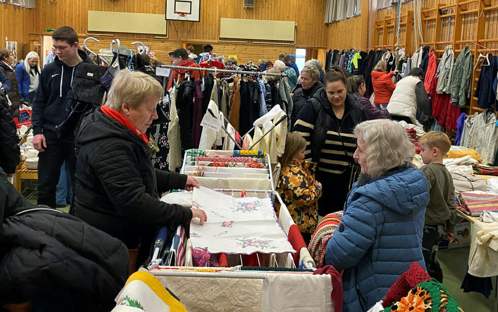 Folk strømmet til Nesseby grendehus for å finne brukte skatter da Nesseby pensjonistforening arrangerte loppemarked sist lørdag.
 Foto: Thor Thrane