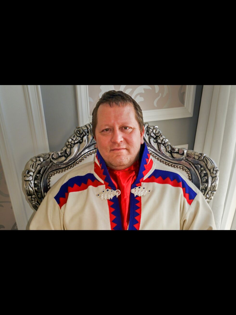 Tor H. Mikkola har skaffet seg Rognsund-kofte; sydd etter den mal som hans mor, Jorunn Mikkola, lagde - da hun gjenskapte Rognsund-kofta for første gang i 1986.
 Foto: Geir Johansen