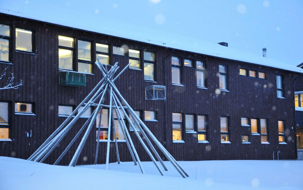 Utdanningsdirektoratet har tatt kon­takt med led­el­sen på de to sam­iske vid­ere­gå­en­de sko­lene i Kar­as­jok og i Kau­to­kei­no (bildet).
– Sko­le­nes bruk av sko­le­ut­valg som beslut­nings- og til­set­tings­organ må opp­høre straks, skri­ver direk­to­ra­tet, etter å først ha tatt sak­en opp med styret før jul. Begge foto: Rita Heit­mann