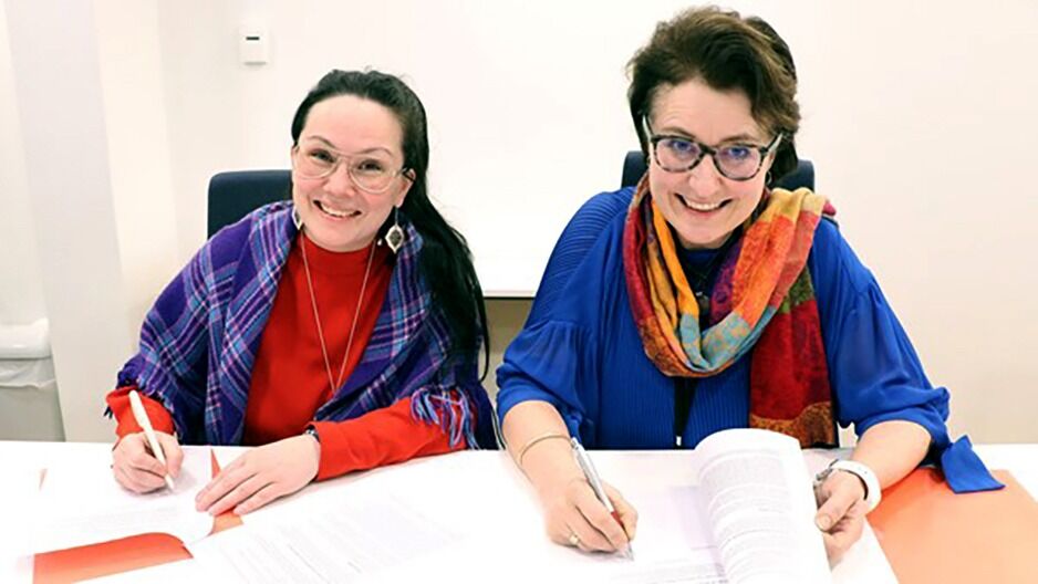 Norske Reindriftsamers Landsforbund (NRL) og staten er enige om ny reindriftsavtale. Norske Reindriftsamers Landsforbunds (NRL) Ellinor Marita Jåma med statens forhandlingsleder Anne Mari Glosli.
 Foto:  Landbruks- og matdepartementet