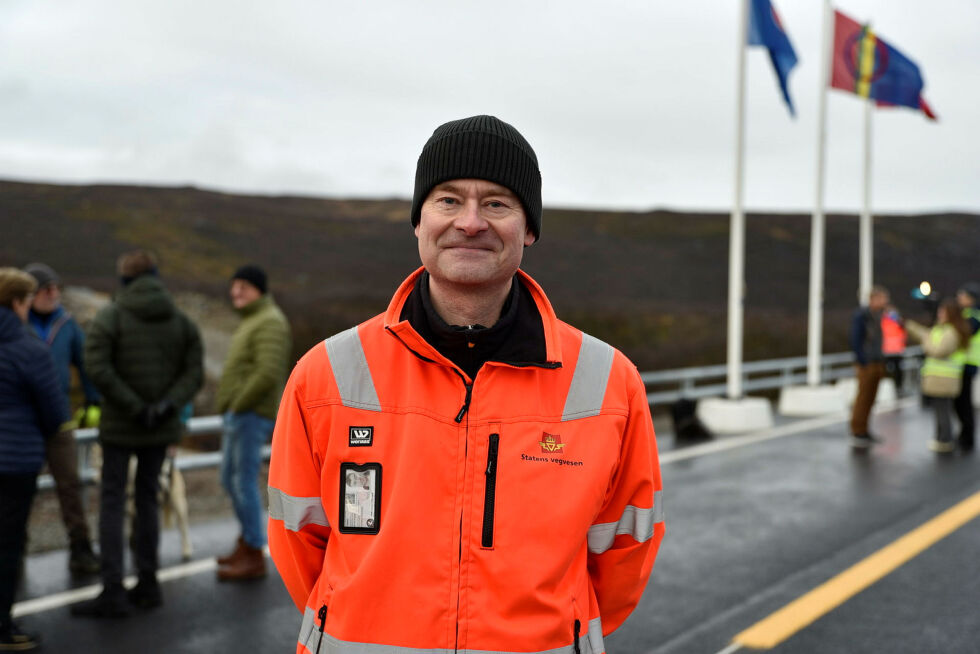 Byggeleder Juho Sirjola sier det gjenstår litt arbeid rundt veien, og at dialogen med de lokale som bor her, har gått fint.
 Foto: Oskar Melkeraaen Aas