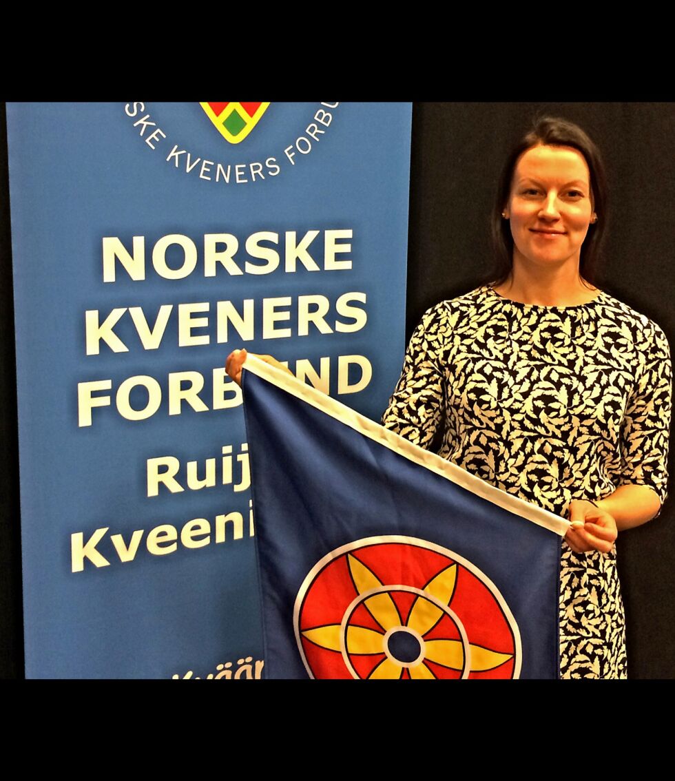 Leder i Norske Kveners Forbund, Hilja Huru, viser her frem det kvænske flagget.
 Foto: Pressefoto