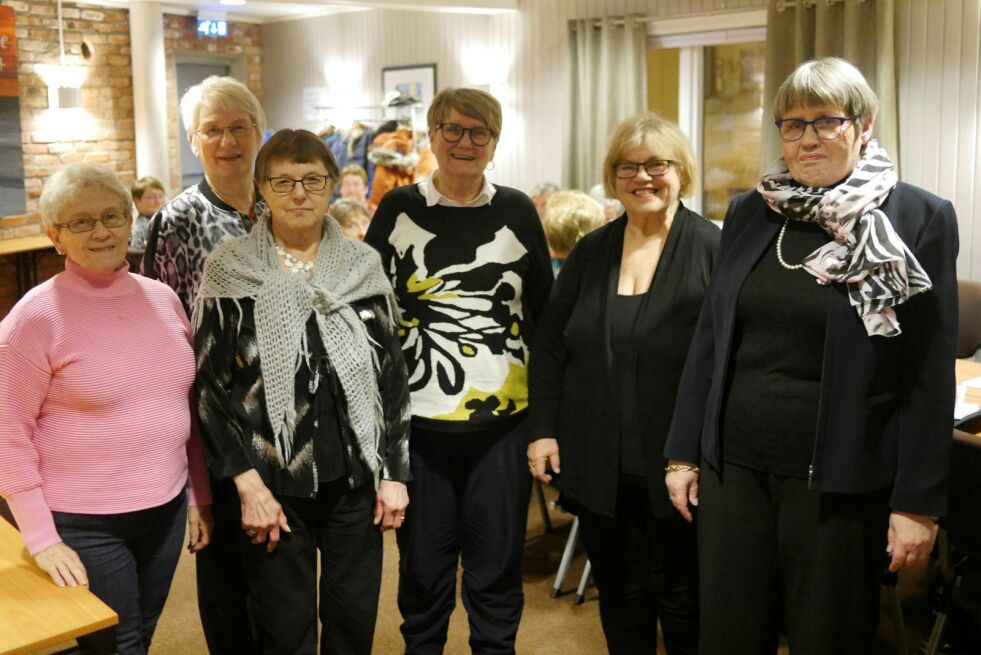 Her er det nye styret i Nordkapp pensjonistforening. Fra venstre styremedlem Brith May Eriksen, sekretær Wenche Andersen, nestleder Olivia Johansen, styremedlem Gulle Floer, kasserer Brith-Eli Samuelsen og styreleder Elisabeth Bjønness-Hansen. Foto: Geir Johansen
