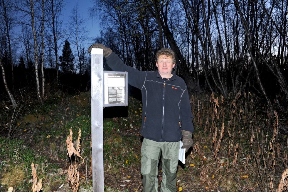 Førstekonsulent ved RiddoDuottarMuseat Roger Albrigtsen guider gjennom lasarettfeltet.
 Foto: Hannah Persen