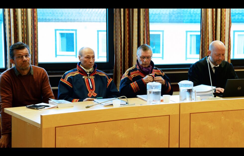 Saarivuoma sameby i Senja tingrett. Fra venstre tolk Jan Skoglund Paltto, nestleder i Saarivuoma sameby, Henrik Johannes Blind, leder i Saarivuoma sameby, Per Anders Nutti og advokat Knut Helge Hurum.
 Foto: Steinar Solaas