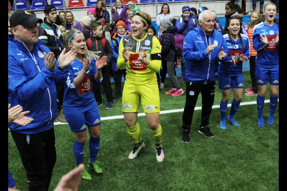 Kautokeinodamen Ann Solbritt Logje (nummer to fra venstre) kunne feire opprykk sammen med trener Odd Inge Johansen og resten av BUL-spillerne i Finnmarkshallen.
 Foto: Altaposten