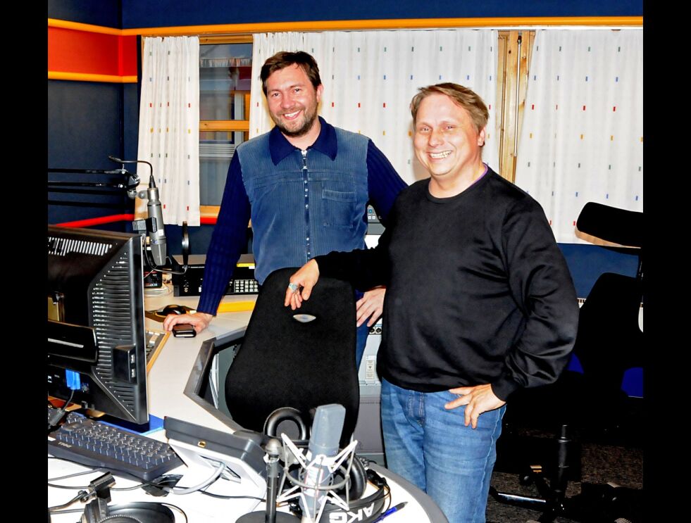 Redaktørene Jan Rune Måsø og Ole Rune Hætta inviterer til NRK Sápmis fornyede radiosending fra mandag ettermiddag.
 Foto: Stein Torger Svala