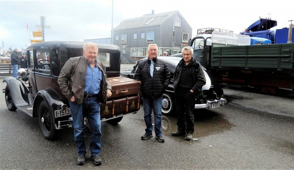 Tidligere brøytesjåfør Viktor Breivik (til venstre) hadde tatt turen fra Tana til Berlevåg. Her i samtale med Pål Gunnar Johansen fra Berlevåg og Asbjørn Pleym, Vadsø.
 Foto: Privat