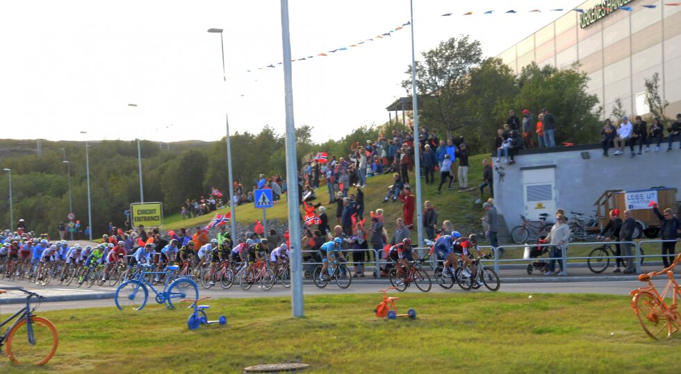 Det var full fart på syklistene gjennom rundkjøringa ved Førstevannet, der mange tilskuere venta på dem.
 Foto: Hallgeir Henriksen