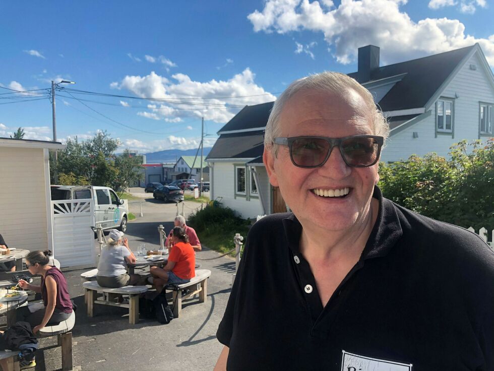 Trond Høiberget syns det er rart å si det, men sånn er det: Coronasommeren har gjøre at flere folk enn noen gang kommer til Bugøynes.
ALLE FOTO: Birgitte Wisur Olsen