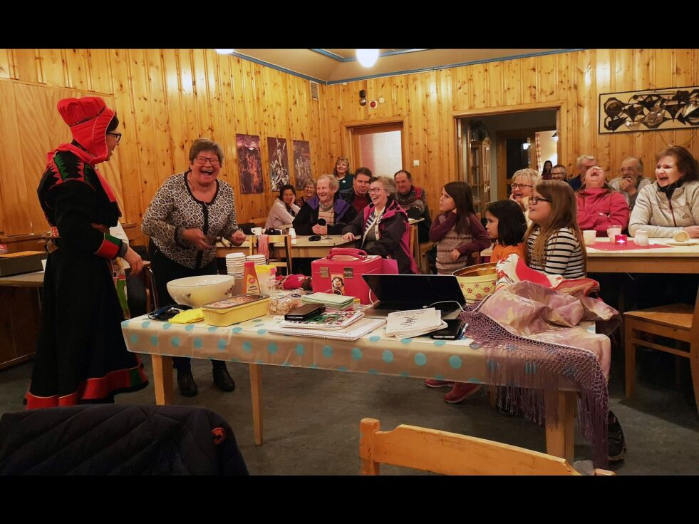 Irene Bøgeberg gir seg ende over etter å ha forsøkt seg på å dele en sukkerbit med en samisk kulturskatt. Alle foto: erik brenli
 Foto: Erik Brenli