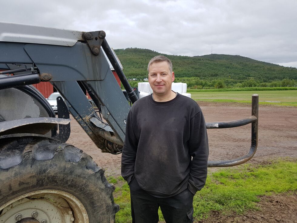 Melkebonde Stig Arve Eriksen i Polmak er fornøyd med at slåtta nesten er over, selv om vinteren var lang og den er en uke forsinket. – Nå gror det veldig godt og det ligger an til en like god sesong som i fjor, fastslår han.
 Foto: Tom Hardy