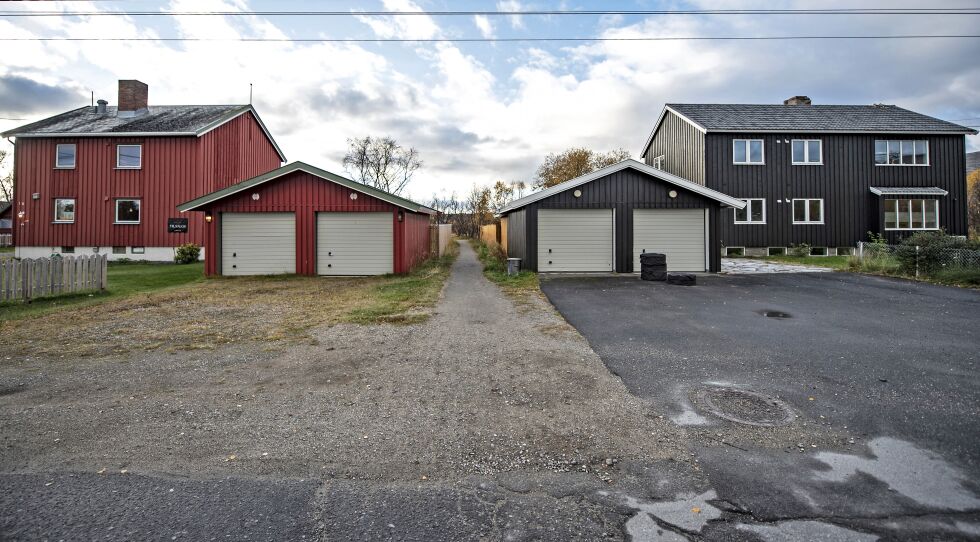 Beboerne i det røde huset på bildet trenger trolig ikke å leie flyttebil når de etter hvert flytter inn i det sorte nabohuset. Husene ligger for øvrig i Kirkeveien i Lakselv.
 Foto: Marius Thorsen