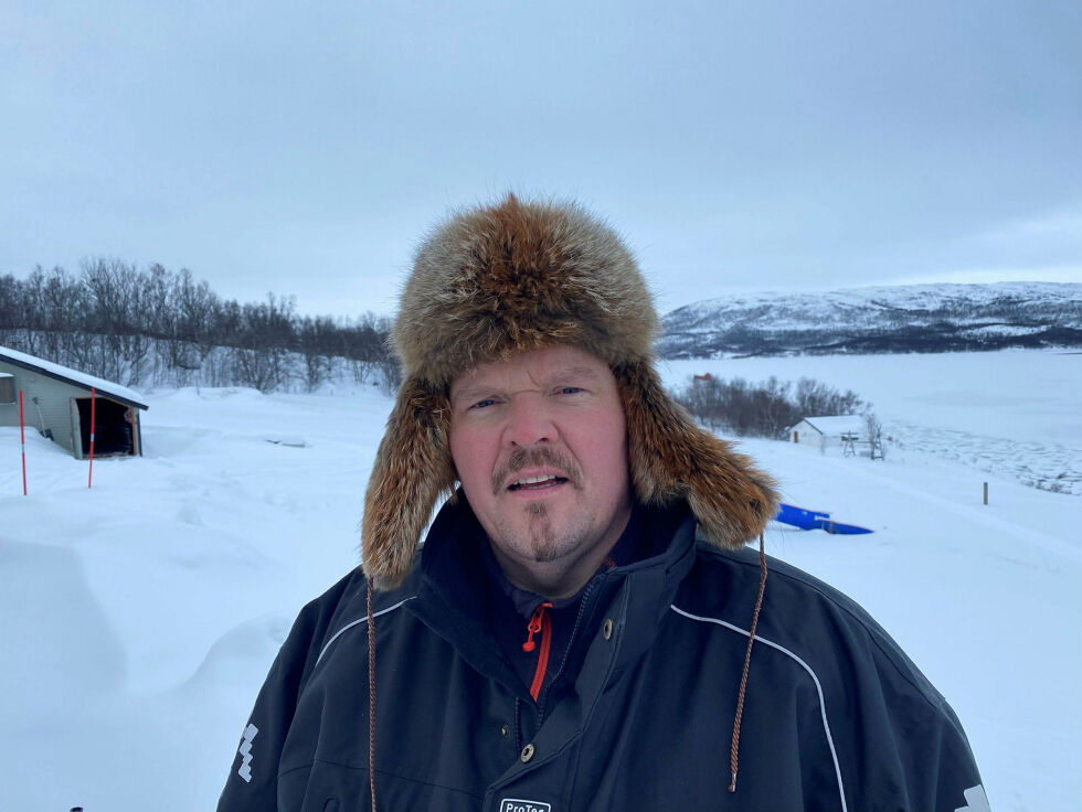 Leder i Sør-Varanger sjølaksefiskarlag, Frank Emil Trasti, forteller at foreningen har bevilga 5.000 kroner hver til Kirkens Bymisjon og Frelsesarmeen. 
– Det er viktig å kunne hjelpe andre, slår han fast.
 Foto: Hallgeir Henriksen