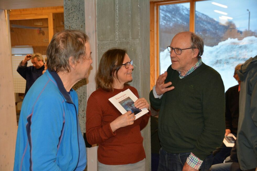 Odd Marakatt Sivertsen forteller om gruvene i Birtavarre under en tidligere utstilling av hans malerier ved Senter for nordlige folk. Nå er han altså aktuell med bok om tema.
 Foto: Elin Wersland