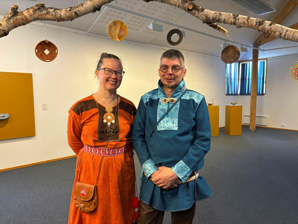 En dikter og en kunstner startet samarbeid som førte til at dikteren også lagde kunst og dermed har Sápmi fått et spennende kunstnerskap som vil løfte samisk kunst. Kirsi Máret Paltto og Jouni Laiti vil fortsette samarbeidet.
 Foto: Thor Thrane