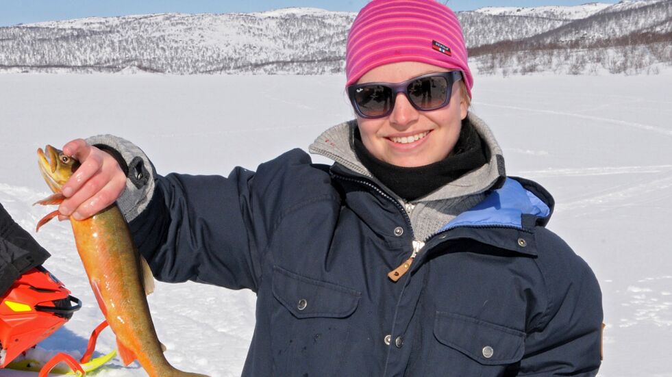 Lene Langsæter fikk sin aller første fisk på isen, og det var ei fin røye på rundt halvkiloen.
 Foto: Hallgeir Henriksen