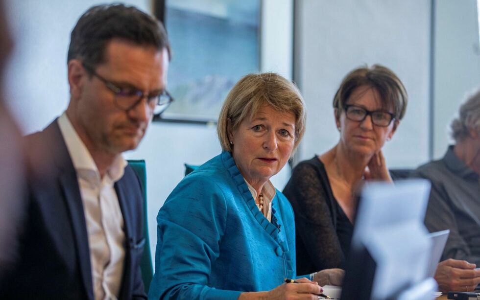 Rektor Anne Husebekk med universitetsdirektør Jørgen Fossland i forgrunnen. Foto: Davis Jensen, UiT.