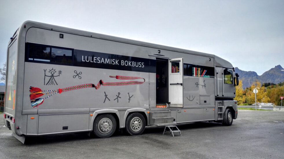 Trenger du en buss eller lastebil? I motsetning til de andre bokbussene er den lulesamiske bokbussen bygget på lastebilchassis.
 Foto: Hamarøy kommune